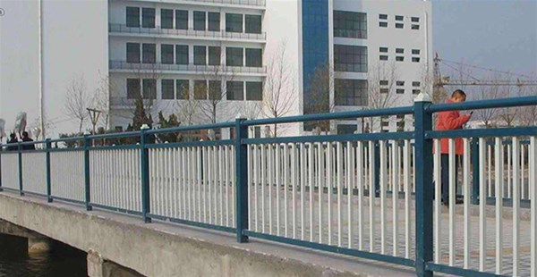 市政中道路護(hù)欄在設(shè)計(jì)時(shí)，有何要求呢？