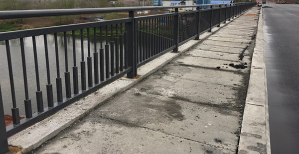 在設計道路護欄時，有哪些注意事項