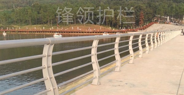 選擇河道護欄，從材料等方面多比較