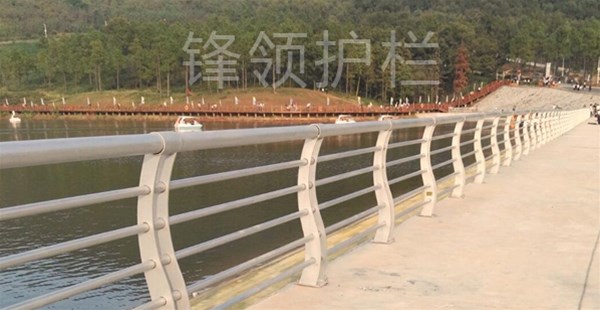 河南河道護(hù)欄廠家，我們該怎么選擇呢？