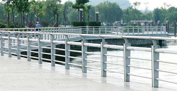 河道護(hù)欄的立柱安裝是怎樣施工的？